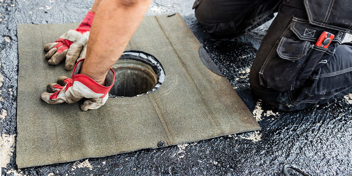 Dachdeker auf einem Flachdach