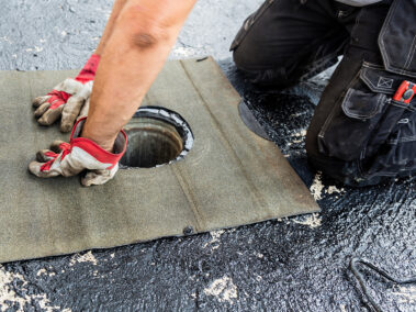 Dachdeker auf einem Flachdach