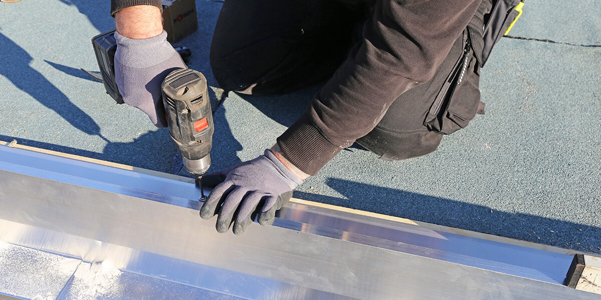 Spenglerarbeiten an einem Flachdach