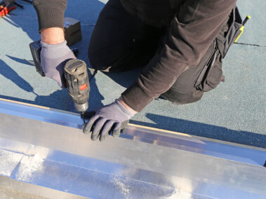 Spenglerarbeiten an einem Flachdach