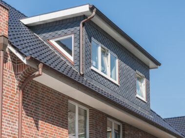 Gaube eines Hauses mit Fenstern